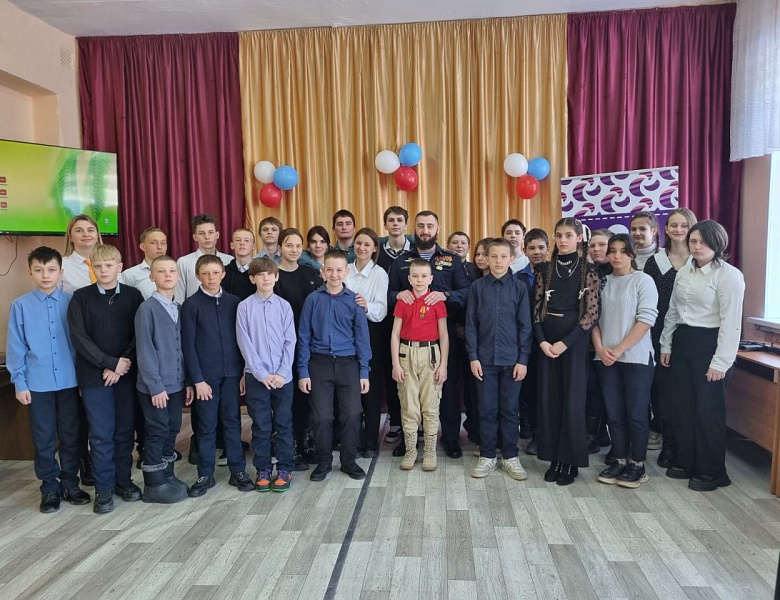 Участник СВО встретился с главой Кировского района и стал гостем в двух школах