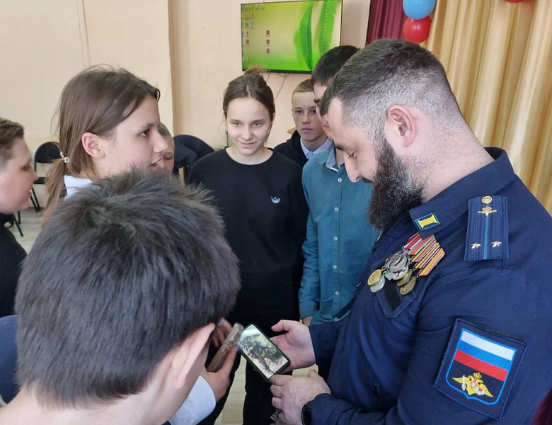 Участник СВО встретился с главой Кировского района и стал гостем в двух школах