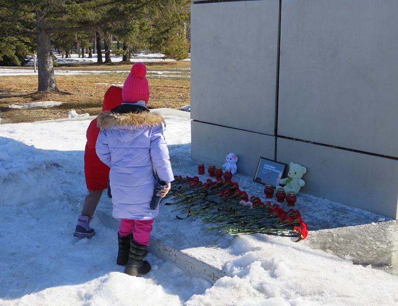 Кировчане почтили память погибших в террористическом акте в "Крокус Сити Холл" в Подмосковье 22 марта